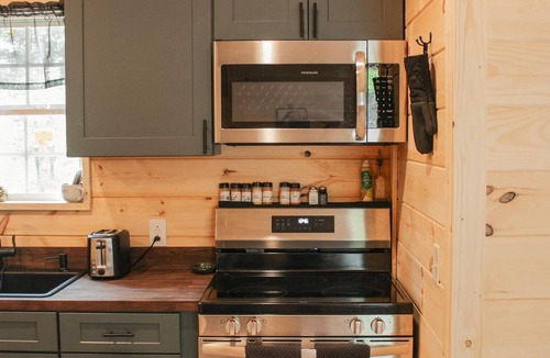 Clay City Cabin | Cozy Lil Cutie Cabin - Perfect for RRG Getaway, hottub!