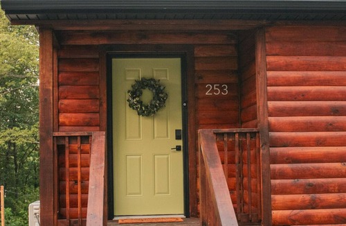 Clay City Cabin | Cozy Lil Cutie Cabin - Perfect for RRG Getaway, hottub!
