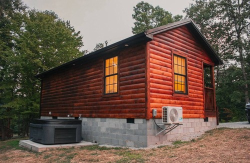 Clay City Cabin | Cozy Lil Cutie Cabin - Perfect for RRG Getaway, hottub!