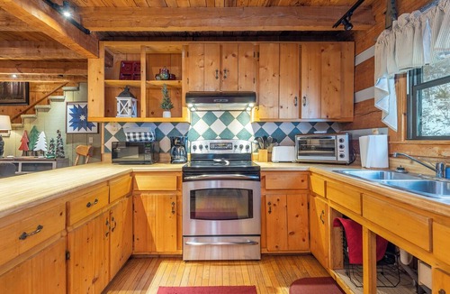 Sugar Mountain Cabin | Cozy log cabin just minutes from Sugar Mountain. Warm wood interiors, a covered hot tub perfect for winter nights, and easy access to Banner Elk and Beech Mountain. A welcoming retreat for relaxing, reconnecting, and enjoying the mountains year round