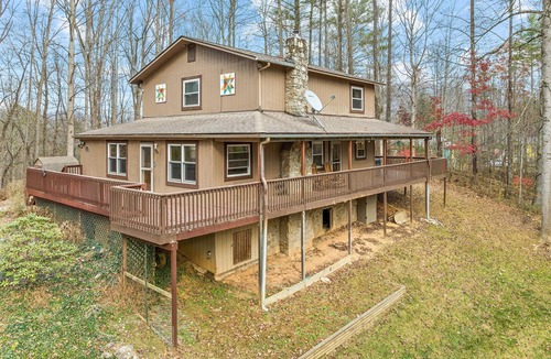 Waynesville House | Cozy Mountain Getaway w/Hot Tub!