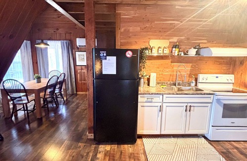 Stanton Cabin | Cozy Oak Hideaway | 3BR Cabin Retreat w/Hot Tub Near Red River Gorge