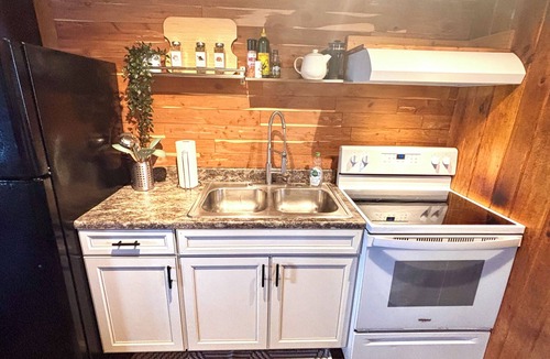 Stanton Cabin | Cozy Oak Hideaway | 3BR Cabin Retreat w/Hot Tub Near Red River Gorge