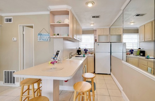 Neptune Cottage | Cozy Ormond Beach Bungalow: Steps to the Sand