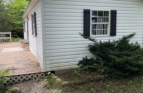 Wilderness Cottage | Cozy pet friendly guest house