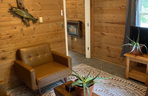 Wilderness Cottage | Cozy pet friendly guest house