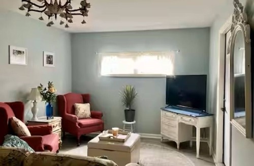 Bolivar Apartment | Cozy private ground floor apartment in townhome walking distance to historic HF