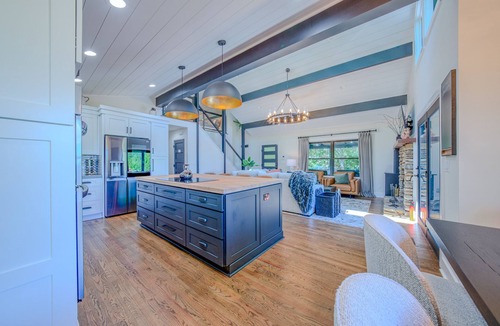 Hendersonville House | “Cozy retreat and amazing views!– Your Perfect Getaway!”