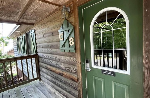 Mount Ida Cabin | Cozy Rustic Two-Bedroom Cabin on Lake Ouachita with Hot Tub, Marina, and Activities in Mount Ida, Arkansas