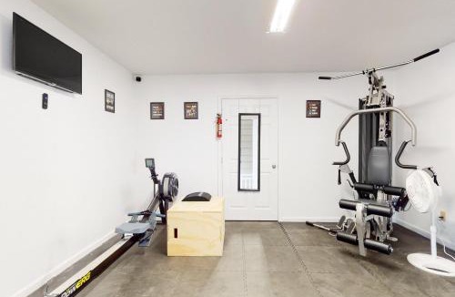 Baneberry House | Cozy Studio Balcony Gym Games Near Douglas Lake