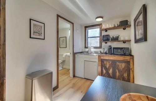Gentry Cabin | Cozy Studio Cabin! Close to Downtown Siloam Springs
