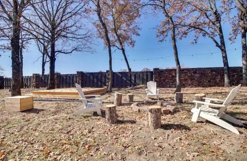 Gentry House | Cozy Studio Retreat with Scenic 5-Acre Views, Near City Lake & Cherokee Casino in Gentry, Arkansas