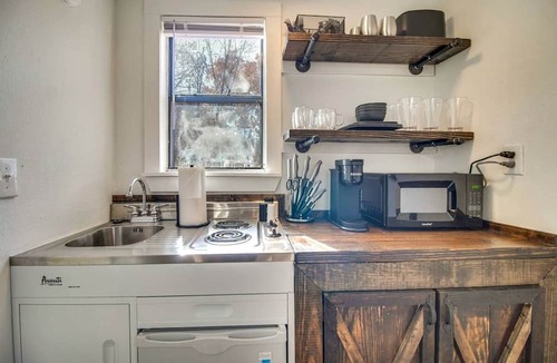 Gentry Cabin | Cozy Studio Retreat with Scenic 5-Acre Views, Near City Lake & Cherokee Casino in Gentry, Arkansas