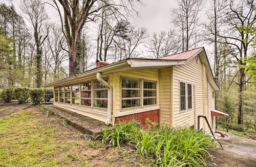 Brevard House | Cozy Wooded Retreat: 2 Mi to Dtwn Brevard!