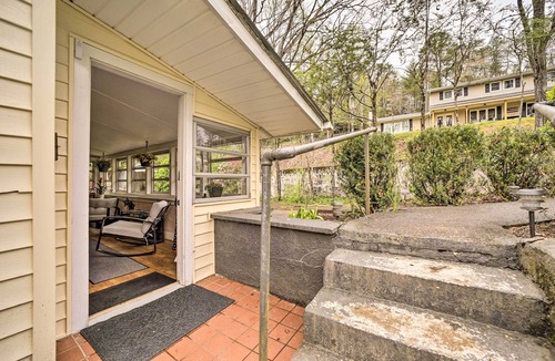 Brevard House | Cozy Wooded Retreat: 2 Mi to Dtwn Brevard!