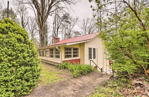 Brevard House | Cozy Wooded Retreat: 2 Mi to Dtwn Brevard!