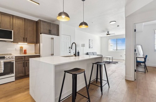 Glendale Sports and Entertainment District Apartment | CozySuites Glendale - Westgate with pool! 05