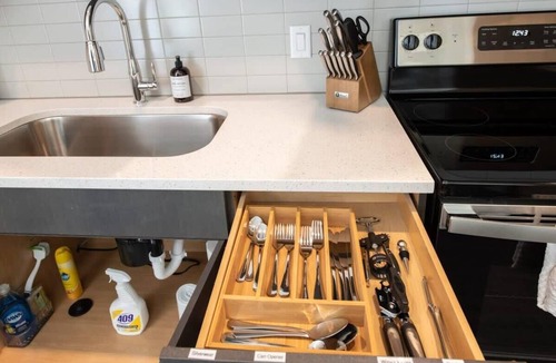 Central Business District Apartment | Cozysuites l Gorgeous 1BR in Downtown Cincinnati