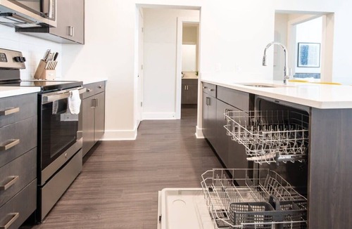 Central Business District Apartment | Cozysuites l Luxe 2BR in Downtown Cincinnati #5