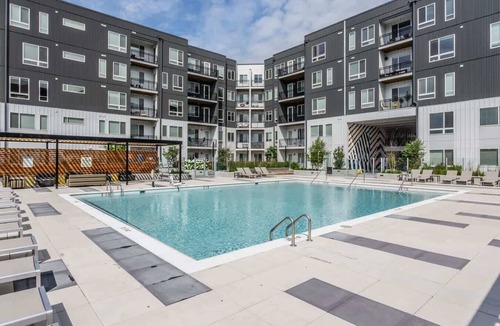 Central Business District Apartment | Cozysuites l Luxe 2BR in Downtown Cincinnati