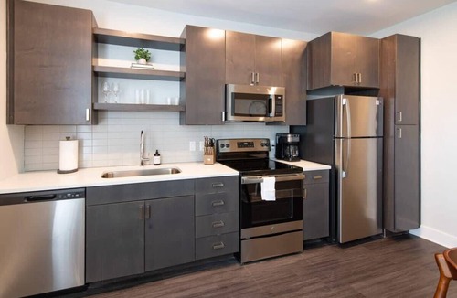 Central Business District Apartment | Cozysuites l Modern 1BR in Downtown Cincinnati