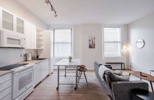 Downtown Cincinnati Apartment | CozySuites Sky Central #7