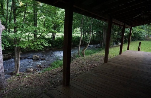 Hampton Cabin | Creekside Cabin, high speed wifi, T Mobile and Verizon only phones work.