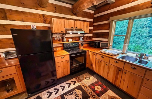 Ferguson Cabin | Creekside Cabin - Romantic Couples Getaway!
