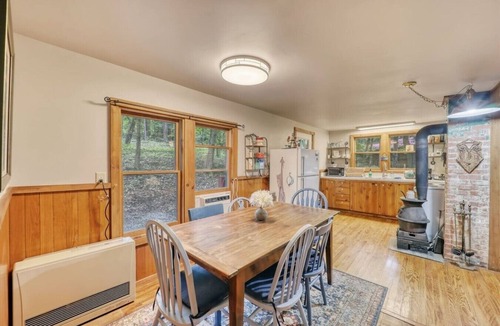 Vilas House | Creekside Couples Cabin | Fire Pit Near Boone