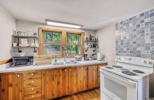 Vilas House | Creekside Couples Cabin | Fire Pit Near Boone