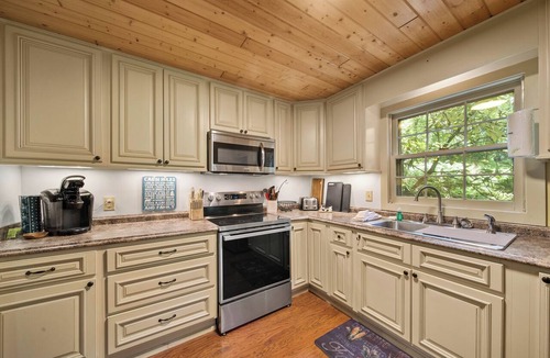 Banner Elk House | Creekside Escape with Hot Tub & Outdoor Fireplace