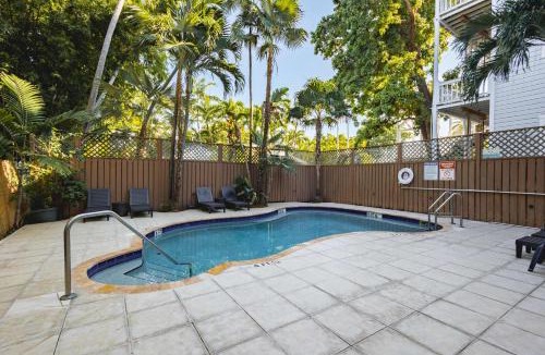 Key West Historic District Apartment | Curry House- 3rd Floor, King Bed, & Balcony Room 8
