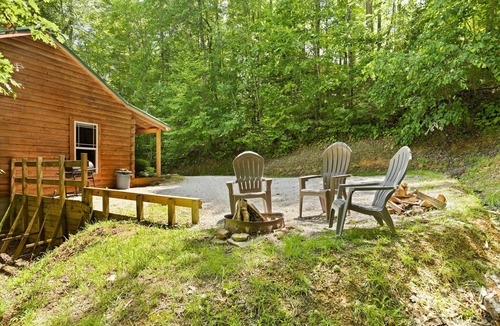 Rogers Cabin | Cute, Cozy Log Cabin, Private setting, Decorated in red & black Rooster theme.