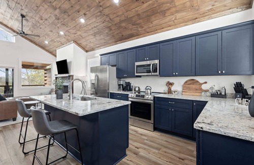 Rogers Cabin | Date Night Cabin - Romantic, Sauna, Views, Hot Tub