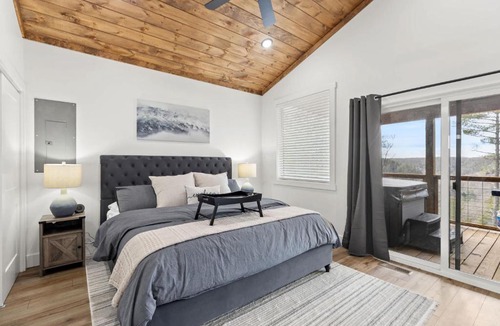 Rogers House | Date Night Cabin - Romantic Sauna Views Hot Tub