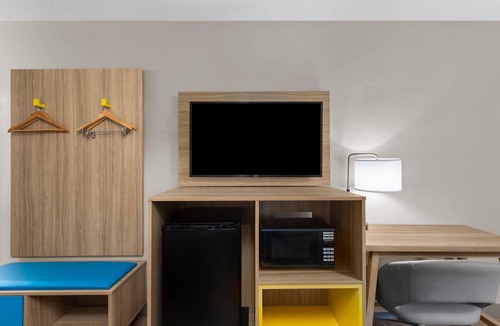 Tad Hotel | Days Inn by Wyndham Charleston WV