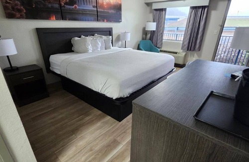 Tad Hotel | Days Inn by Wyndham Charleston WV
