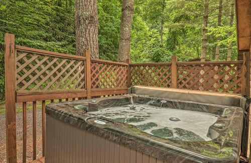 Maggie Valley House | Deck & Private Hot Tub! Maggie Valley Mtn Cabin