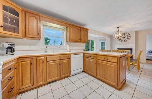 High Point House | DEEP WATER COVE - Lakefront LUXURY-lg covered dock, hot tub, kayaks + 2 game rms