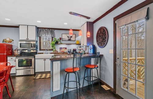 Fairview Cottage | Deer Bluff Cottage-Retro theme, Hot Tub, Firepit, Arcade, Log Playhouse, Nursery