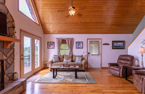 Piney Creek House | Deer Overlook - Year-round mountain views, hot tub, pet friendly, access to the New River!