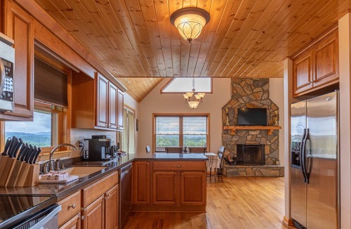 Piney Creek House | Deer Overlook - Year-round mountain views, hot tub, pet friendly, access to the New River!