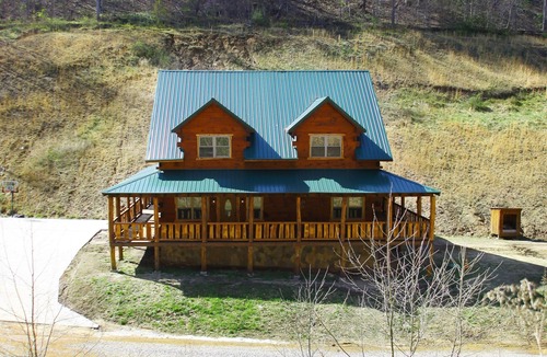 Henlawson Cabin | Deluxe 4 Bedroom 4-1/2 Bath Log Cabin With Theater Room