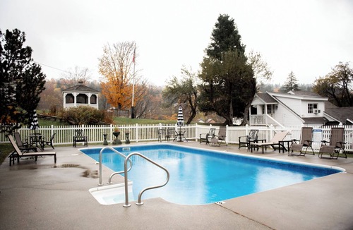 West Dover Resort | Deluxe King Room w/pull-out love seat and fireplace