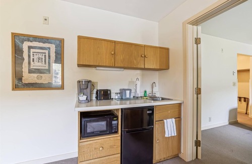 West Bridgewater Hotel | Deluxe one bedroom suite located on 2nd floor with outdoor heated pool 21921