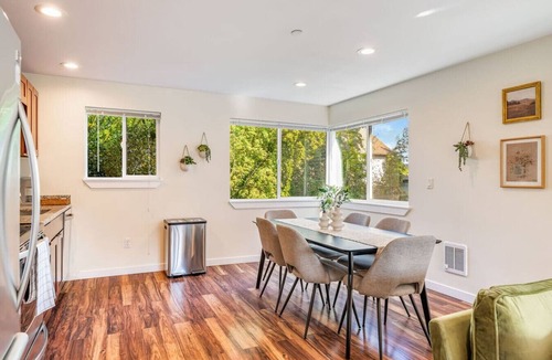 East Queen Anne Apartment | Designated Parking · AC · Walks to Space Needle/DT