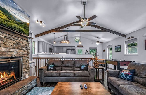 Gatlinburg Cabin | Distiller's Den | Hot Tub, Views, EV, Near Dtwn