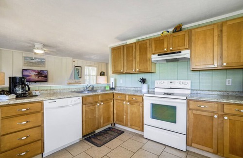 Cedar Key Cabin | Dock * Water Views * Deck * Nature * Sunsets