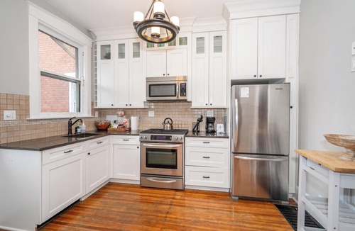 Dayton House | Doctor's Retreat w/Hot Tub – Historic Home in Amazing Location!