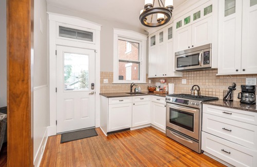 Dayton House | Doctor's Retreat w/Hot Tub – Historic Home in Amazing Location!